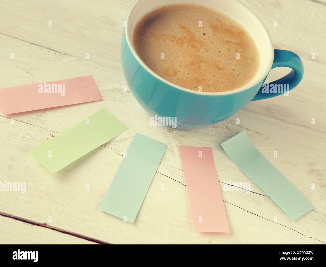 Blaue Tasse Kaffee mit bunten Haftnotizen, viele Ideen Konzept Stockfoto