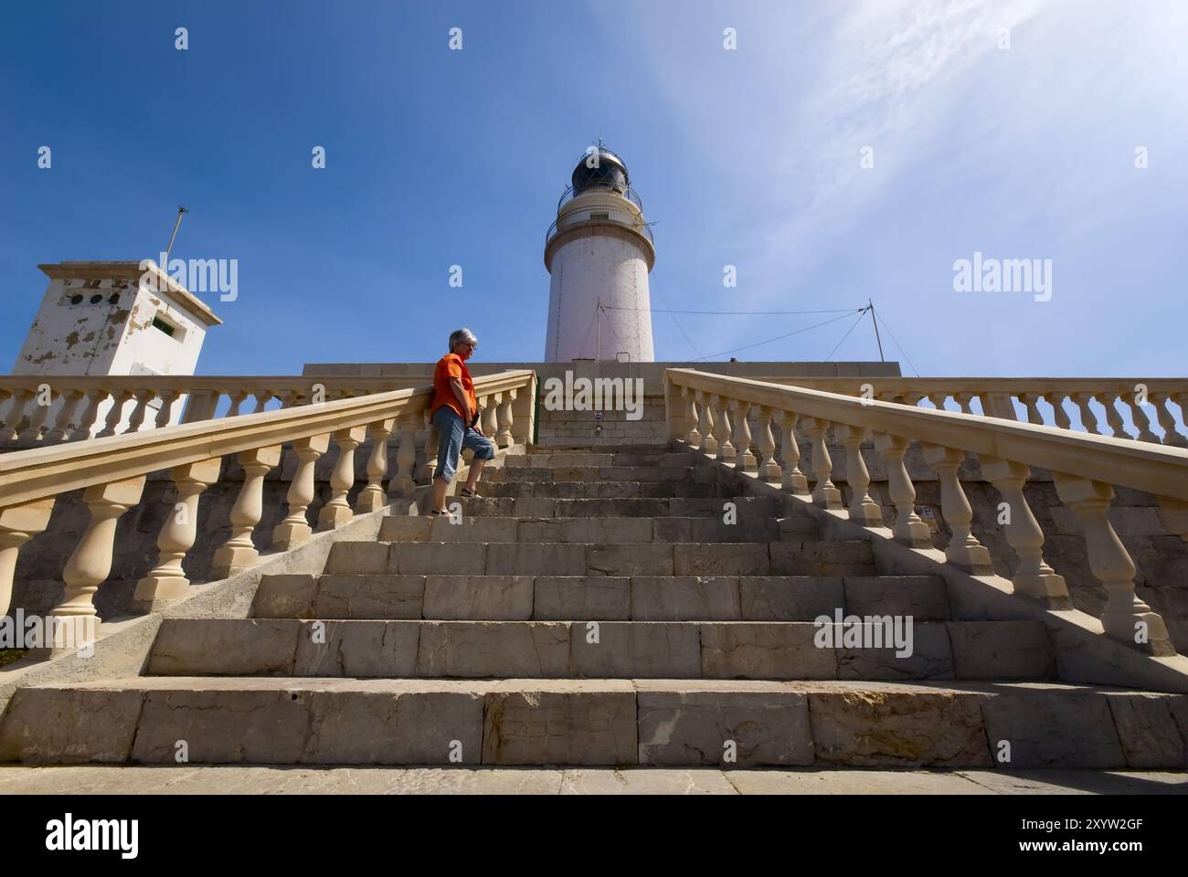 Frau, die unter dem Leuchtturm von Cape de Formentor steht Stockfoto