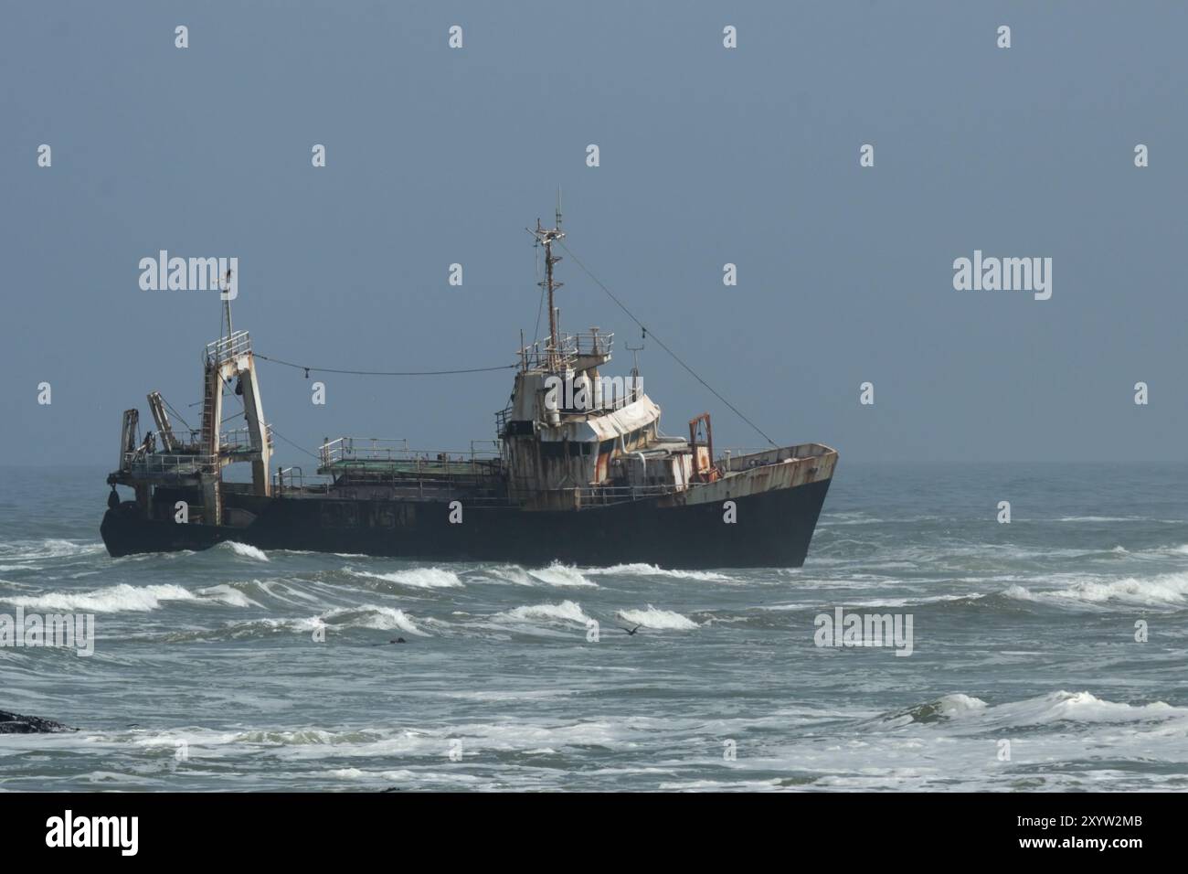 Verlassenes Schiffswrack vor der Küste Namibias, verlassenes Schiffswrack vor der Küste Namibias Stockfoto