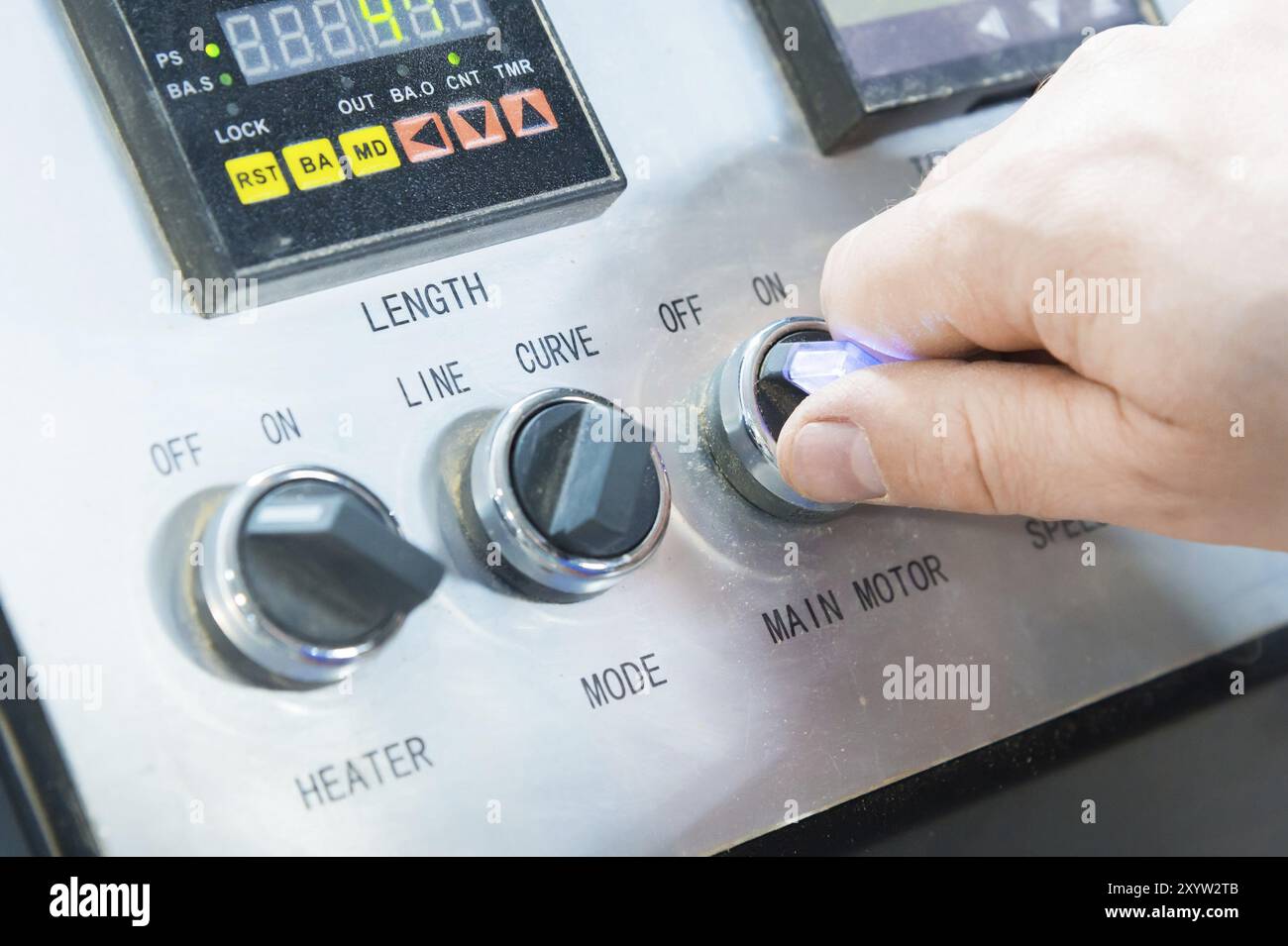 Eine Nahaufnahme der nicht gepflegten Hände des echten Zimmermanns rundet die Verarbeitung der Spanplattendetails der Möbel ab, indem sie die Kante abschneidet Stockfoto