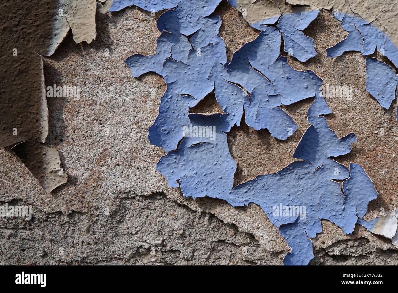 Abblätternde Fassadenfarbe an einer Hauswand Stockfoto