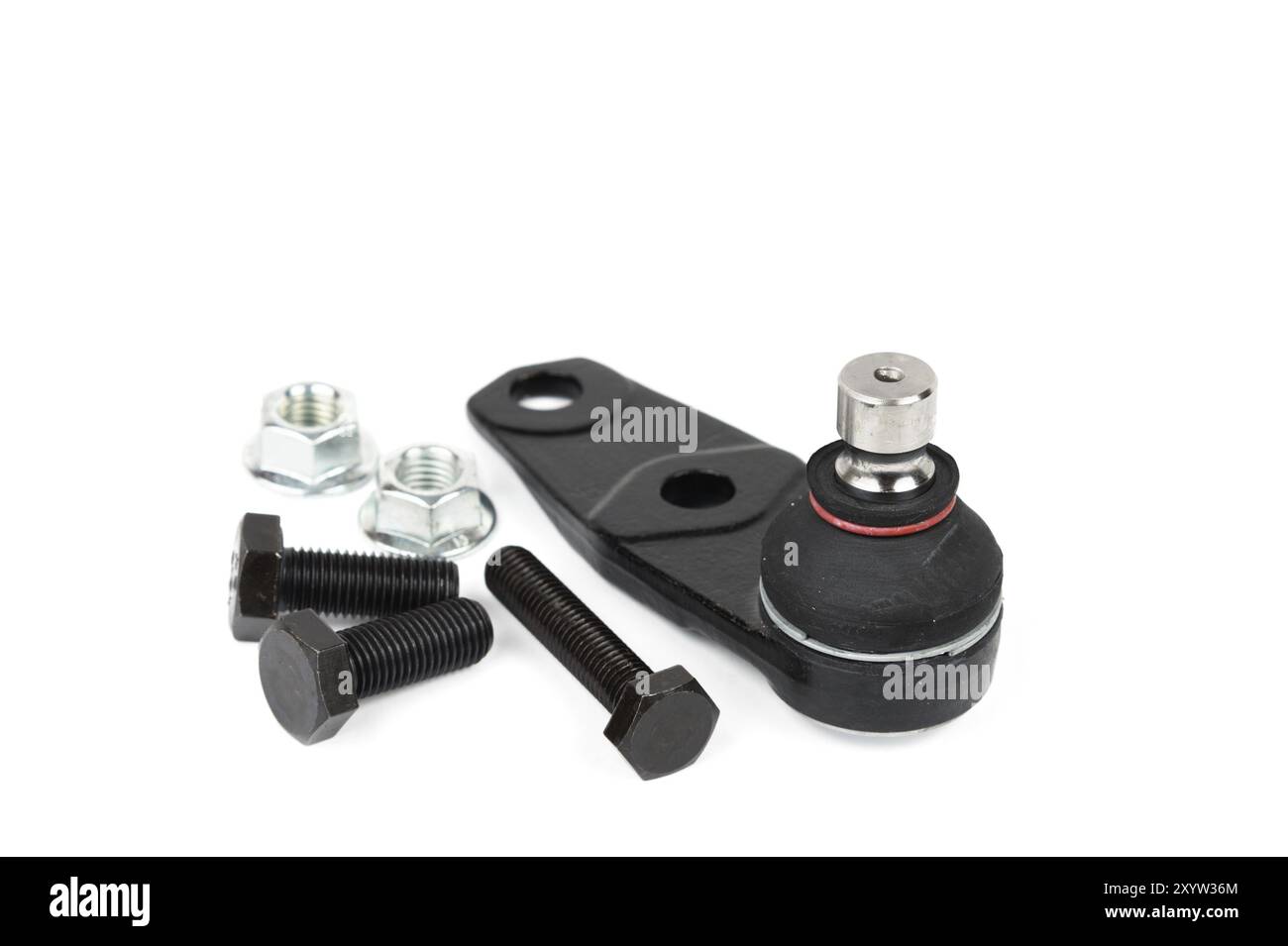 Kugelgelenk mit Schrauben und Muttern isoliert auf weißem Hintergrund. Ersatzteilsatz für den Austausch des Kugelgelenks des Fahrzeugs“ Stockfoto