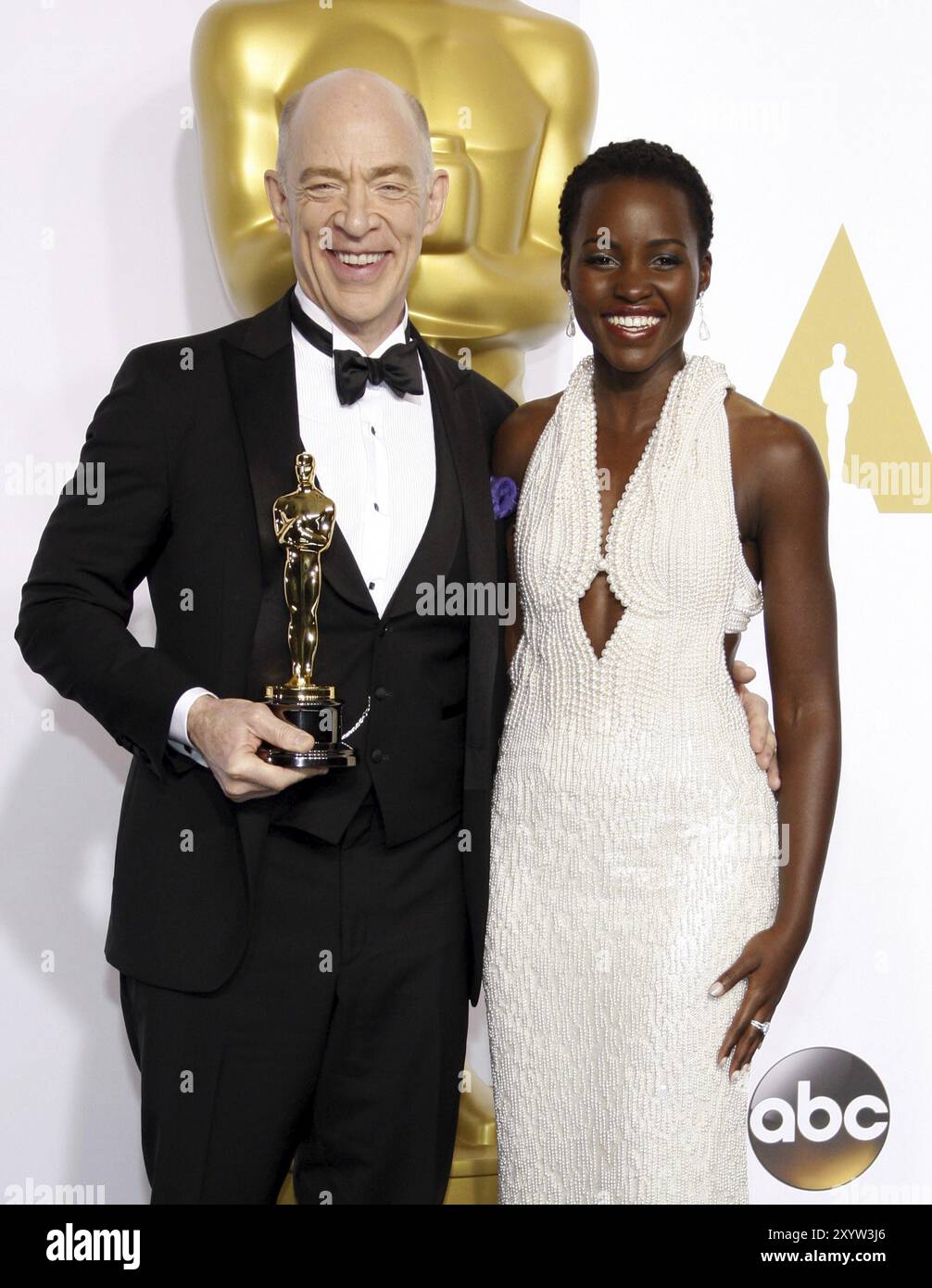 Lupita Nyong'o und J.K. Simmons beim 87. Annual Academy Awards, Presseraum, der am 22. Februar 2015 im Loews Hollywood Hotel in Hollywood stattfand. Cre Stockfoto