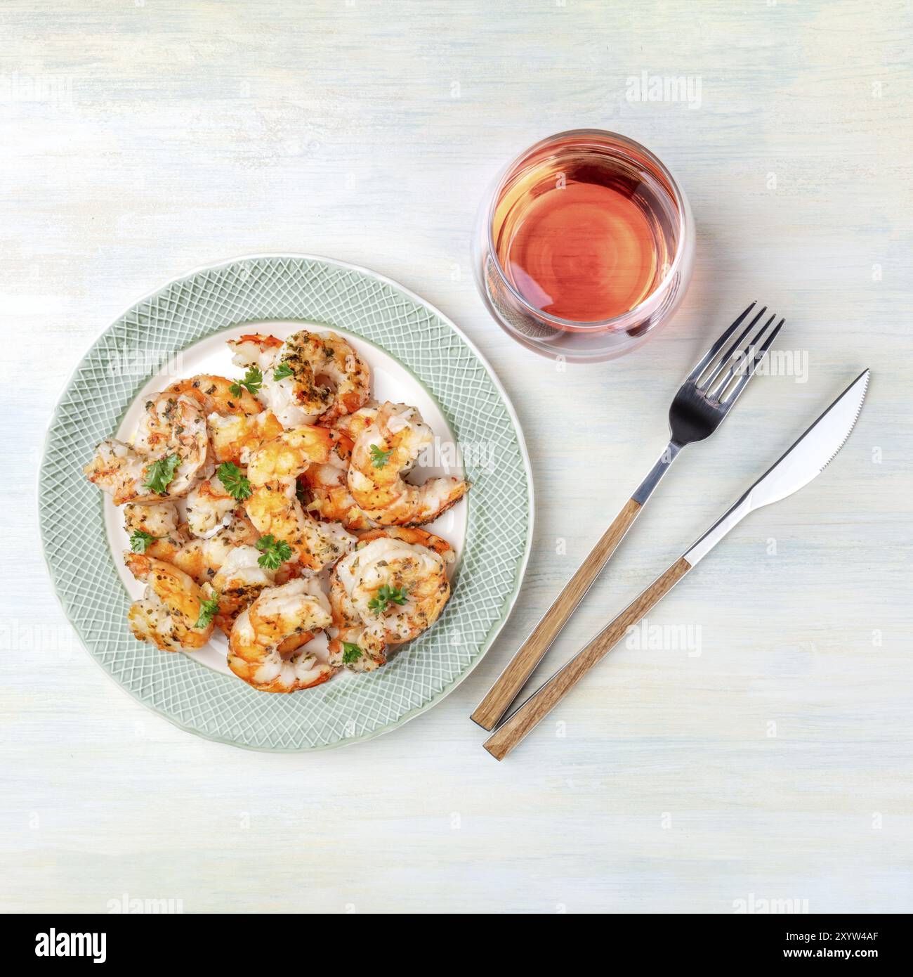 Garnelen mit einem Glas Rose Wein, Quadrat overhead Shot Stockfoto