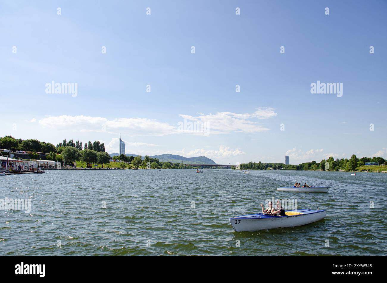 Wien, Österreich, 22.06.2013: Neue donau in Wien, Naherholungsgebiet an der donauinsel. Leute in Mietwagen schwimmen durch den Fluss, Europa Stockfoto