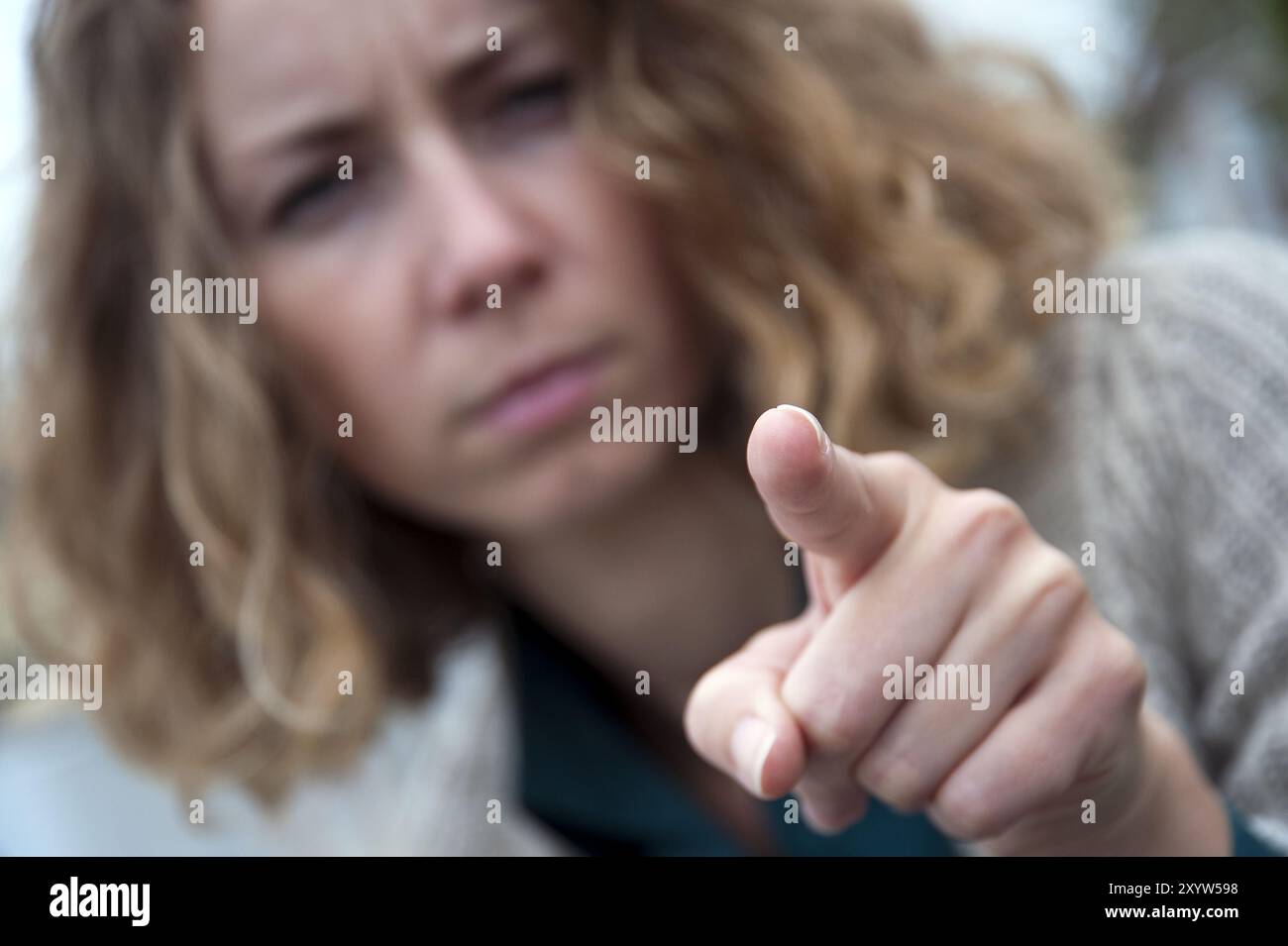 Die junge Frau zeigt mit dem Finger auf den Zuschauer Stockfoto