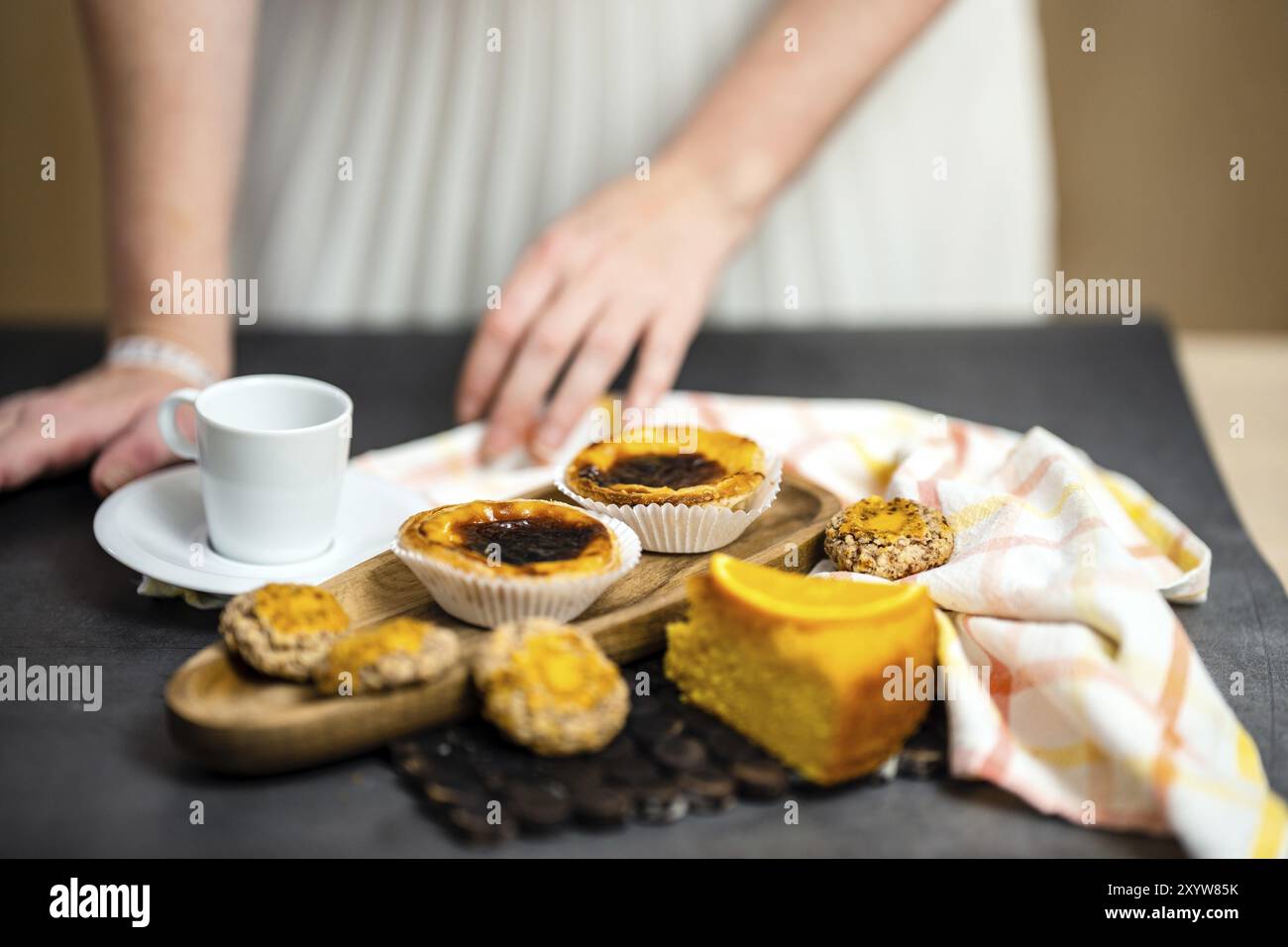 Traditionelle portugiesische Süßigkeiten mit Schwerpunkt auf dem berühmten Pastel de Nata, Faro, Portugal, Europa Stockfoto