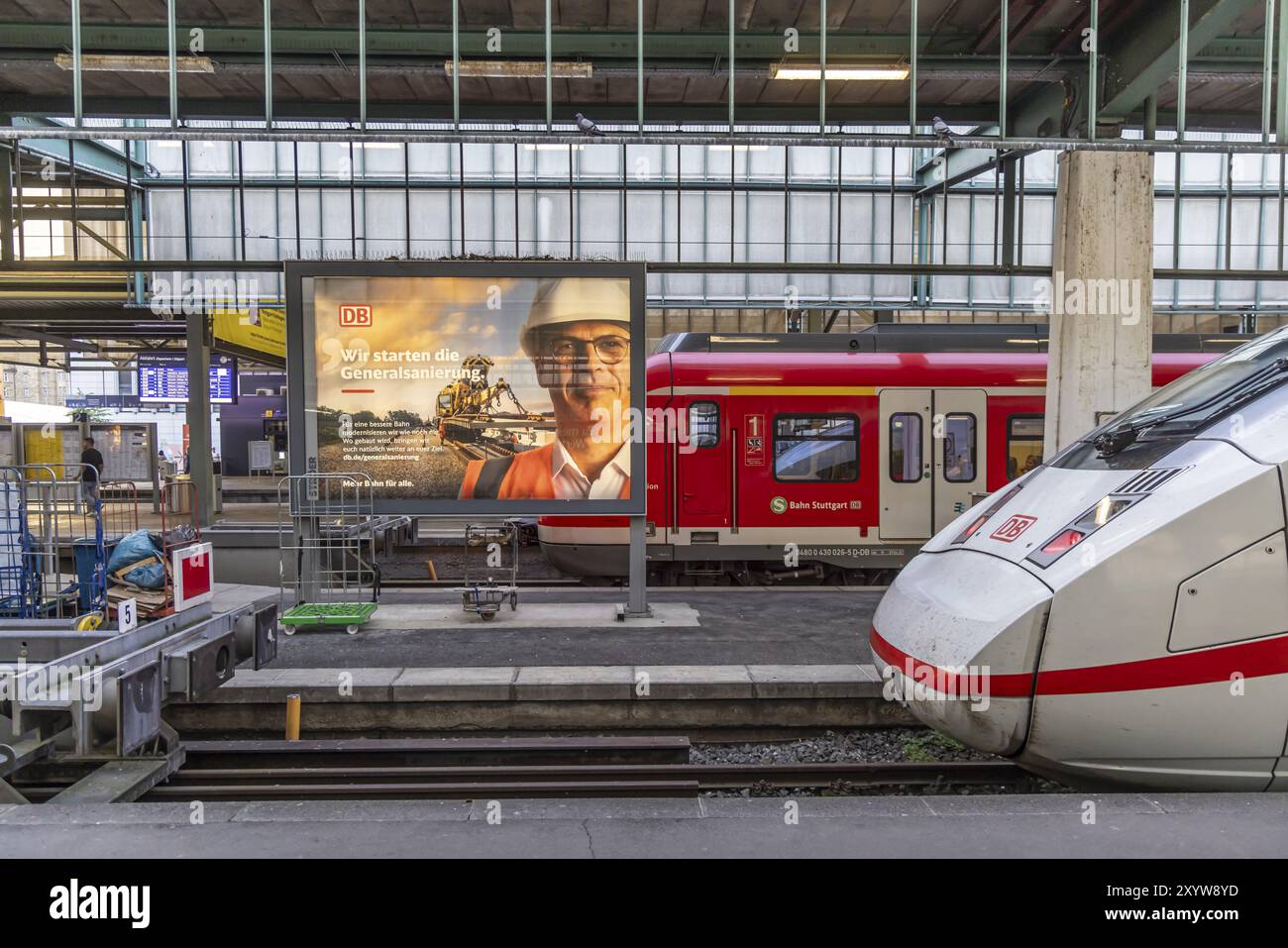 Wir beginnen mit der Generalsanierung. Die Deutsche Bahn AG kündigt Sanierungsarbeiten an einem großen Plakat an. Stuttgart Hauptbahnhof, Baden-Württemberg Stockfoto