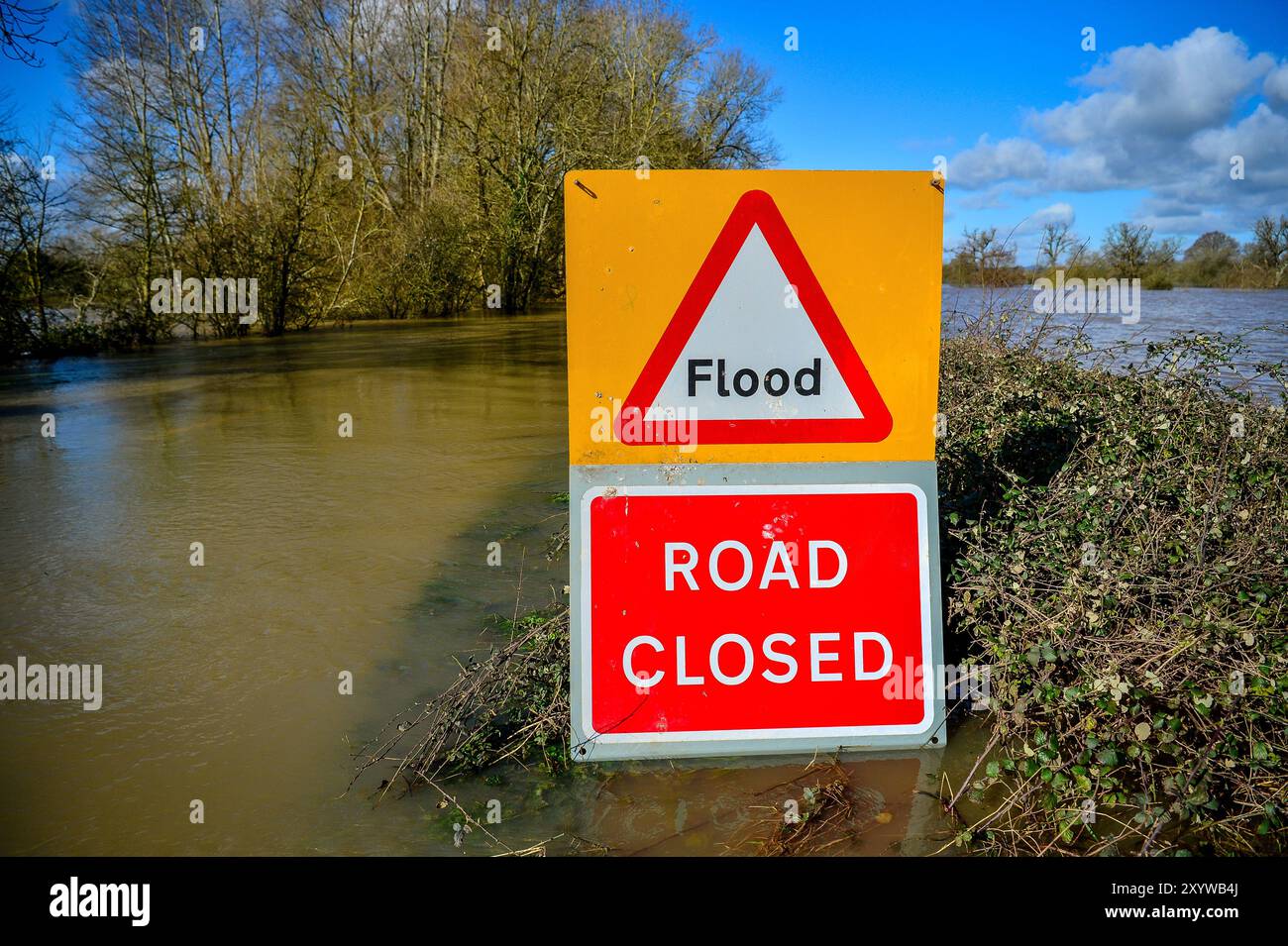 Aktenfoto vom 2. Februar 3/2020 eines Flutschilds auf der B4213 zwischen Lower Apperlay und Tirley in Gloucestershire. Die neue Technologie wird es dem Vereinigten Königreich ermöglichen, frühere Warnungen vor Überschwemmungen und Dürren zu erhalten, sagte die Regierung. Im Rahmen eines Programms zur Verbesserung der Reaktion der Regierung auf extreme Wetterbedingungen soll ein britisches Netz eingerichtet werden, das sich darauf konzentriert, die wahrscheinlichen Vorkommnisse zu ermitteln und Pläne zur Begrenzung ihrer Auswirkungen umzusetzen. Ausgabedatum: Samstag, 31. August 2024. Stockfoto
