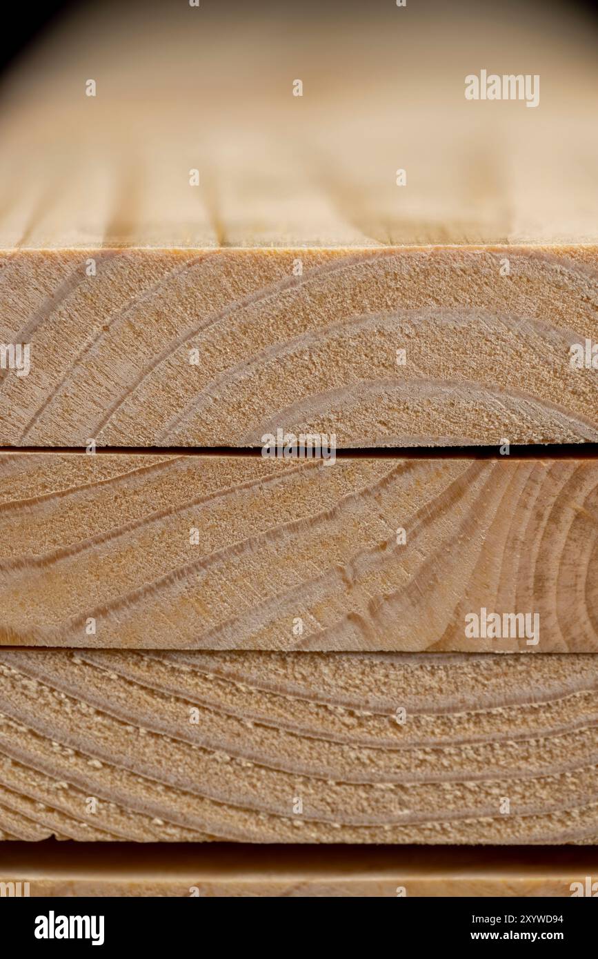 Kiefernplatten für Bauarbeiten, Holzplatten für Bau- und Reparaturarbeiten aus Holz Stockfoto
