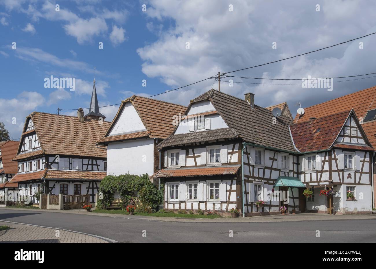 Hauptstraße mit Fachwerkhäusern, Hunspach, Elsass Stockfoto