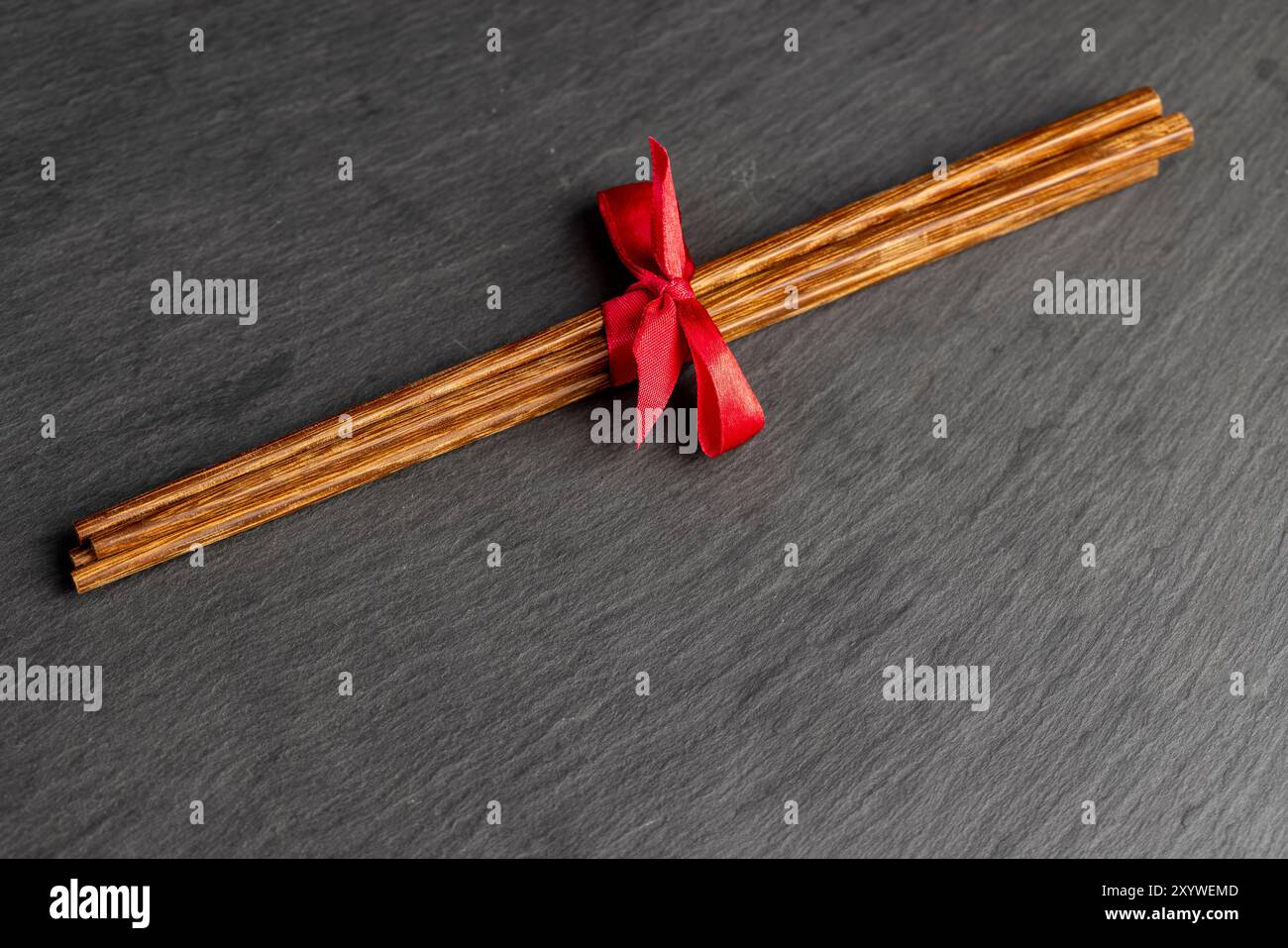 Holzstäbchen, neue Stäbchen aus verarbeitetem Bambusholz Stockfoto