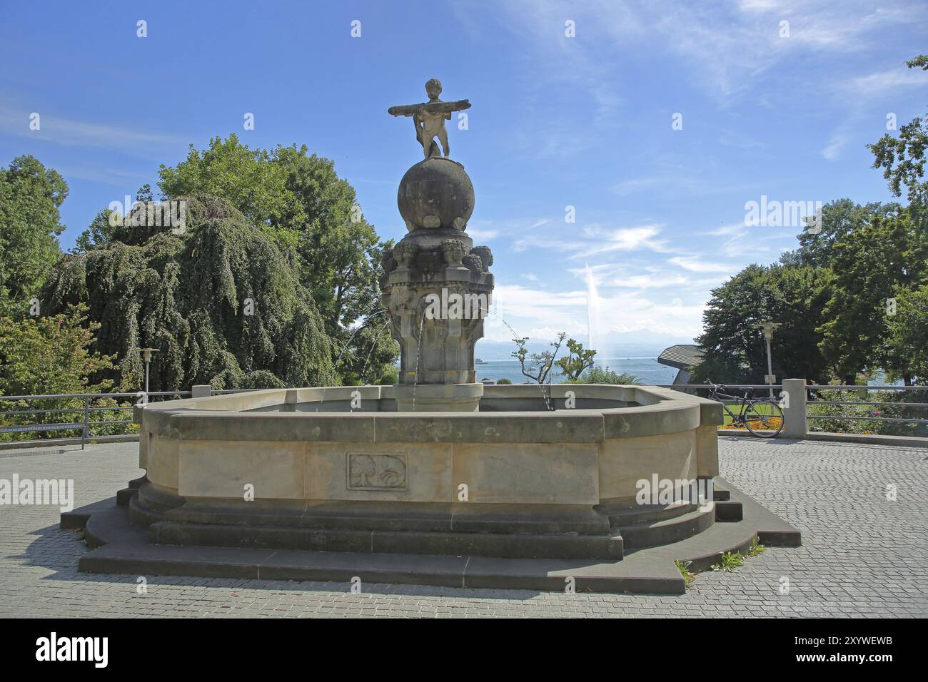 Zeppelinbrunnen, Wagenheber mit Miniatur-Luftschiff, Tragen, Skulptur, Stadtgarten, Friedrichshafen, Obersee, Bodensee, Bodensee und Umgebung, B Stockfoto