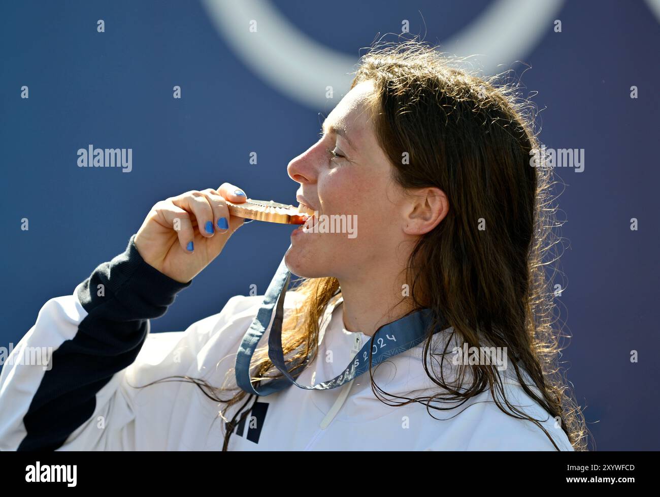 Paris, Frankreich. August 2024. Olympische Spiele 2024 In Paris. Kajakkreuz. Olympia-Nautikstadion. Paris. Kimberley Woods (GBR) beißt ihre BRONZEMEDAILLE beim Kayak Cross Wettbewerb während der Olympischen Spiele 2024 in Paris im Olympischen Nautikstadion in Frankreich. Quelle: Sport In Pictures/Alamy Live News Stockfoto