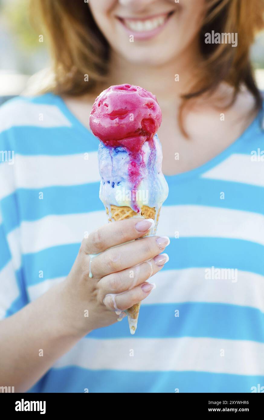 Nahaufnahme von Eiskegel in Frauenhand draußen Stockfoto
