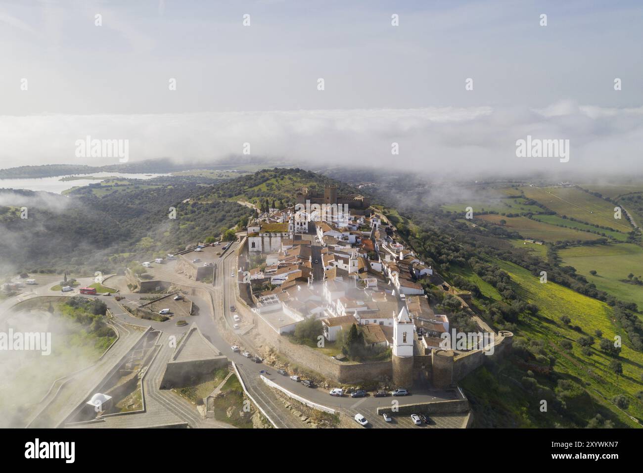 Monsaraz Drohne aus der Luft auf die Wolken in Alentejo, Portugal, Europa Stockfoto