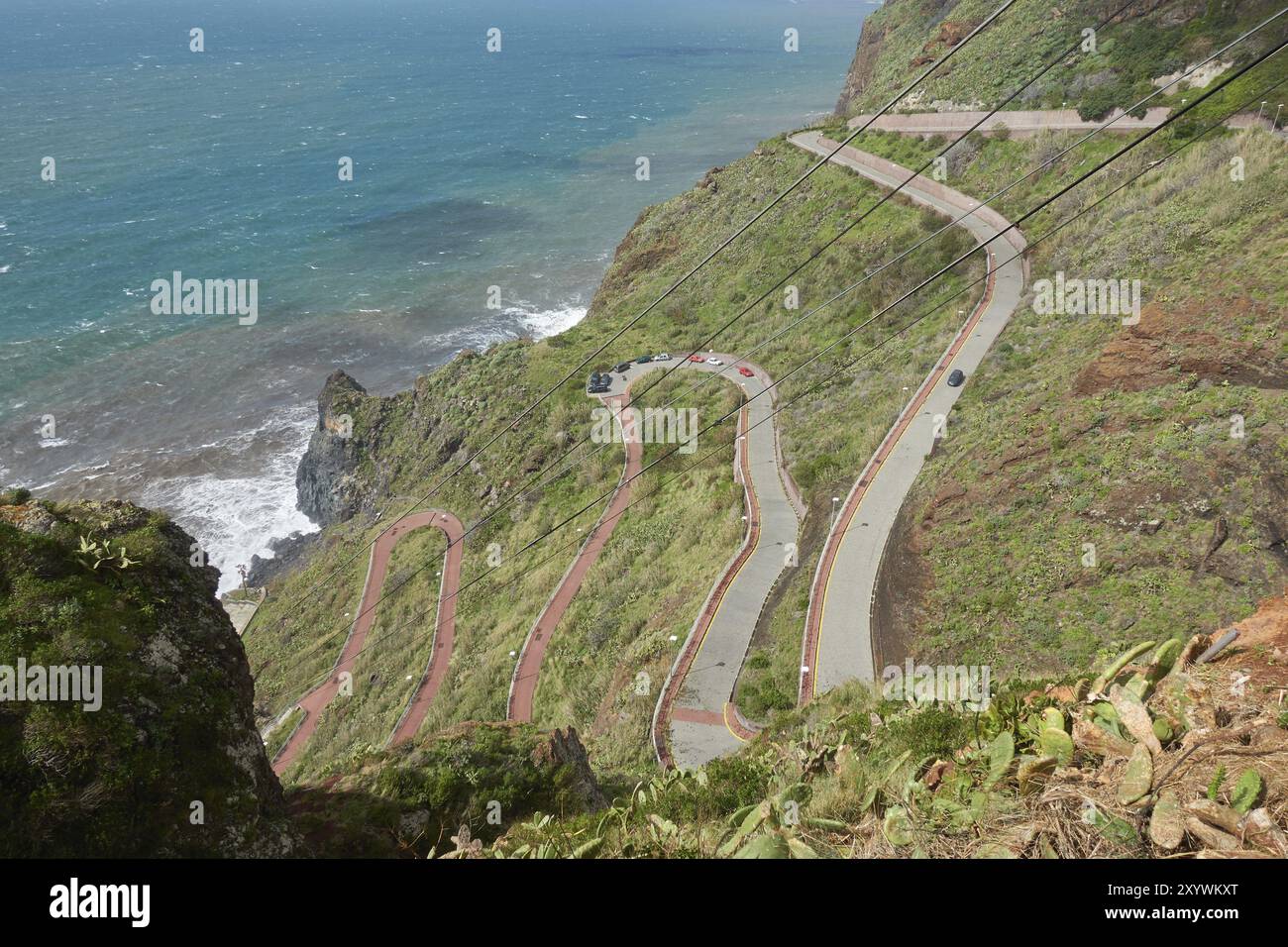 Luftaufnahme von eine Straße mit vielen Kurven in Canico Madeira an der Küste Stockfoto