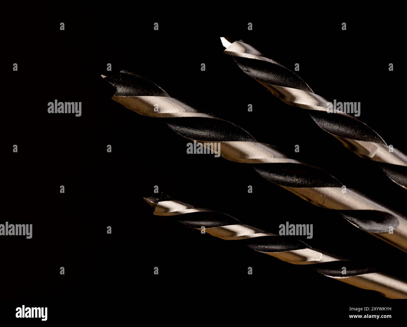 Metallbohrer in verschiedenen Größen auf schwarzem Hintergrund, Metallbohrer für die Holzbearbeitung Stockfoto