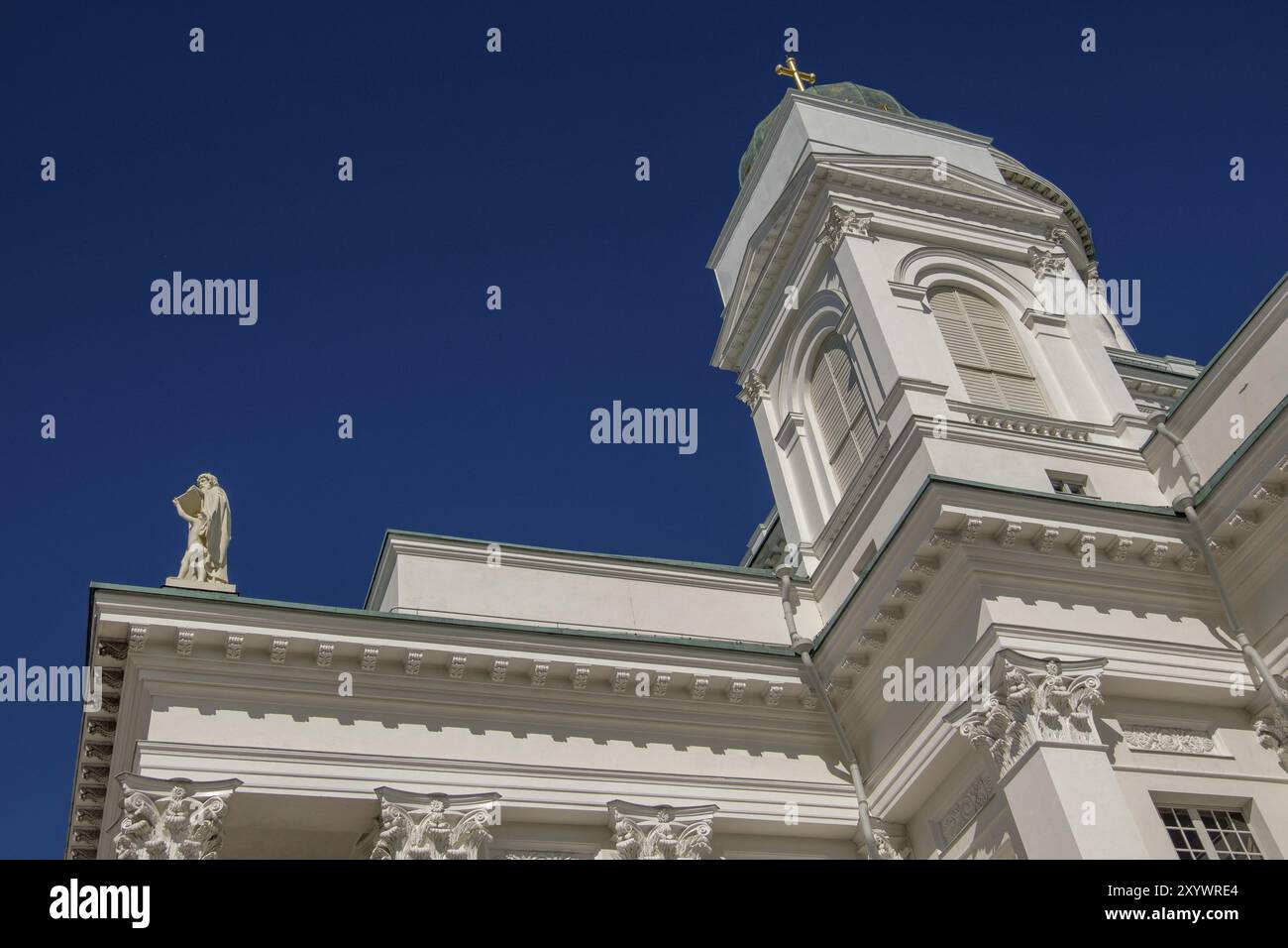 Eine Kirche mit weißer Fassade und kunstvollen Details, Säulen vor einem klaren blauen Himmel, Helsinki, Finnland, Europa Stockfoto