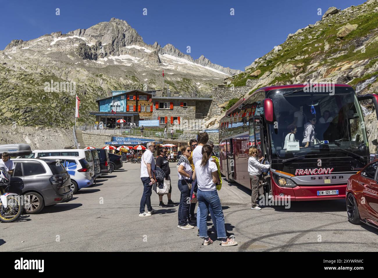 Belvedere Eisgrotte am Rhonegletscher, ein Magnet für Touristen aus aller Welt. Furka Pass in den Schweizer Alpen. Obergoms, Kanton Wallis, Switz Stockfoto