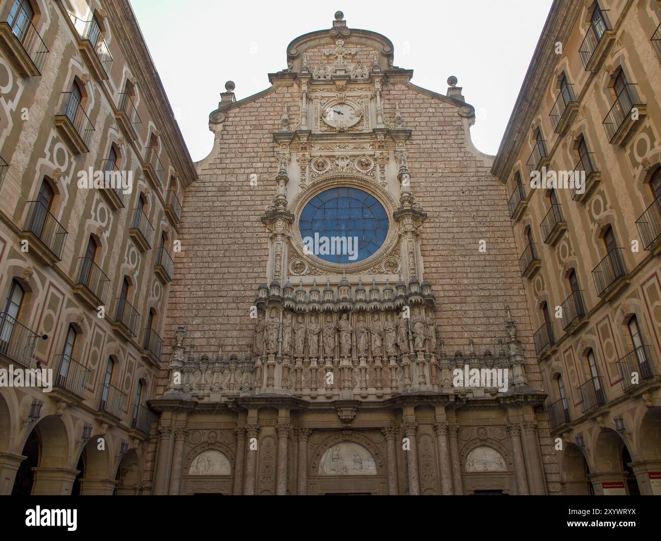 Große historische Fassade mit kunstvollen Details und Kolonnaden, montserrat, spanien Stockfoto