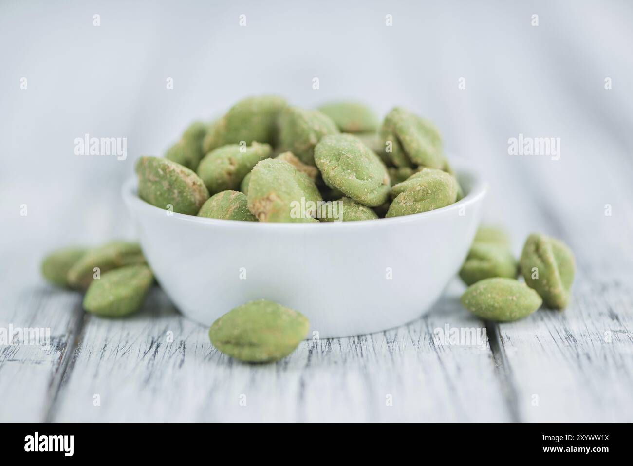 Wasabi Erdnüsse auf einem vintage Hintergrund als detaillierte Nahaufnahme (selektive Fokus) Stockfoto