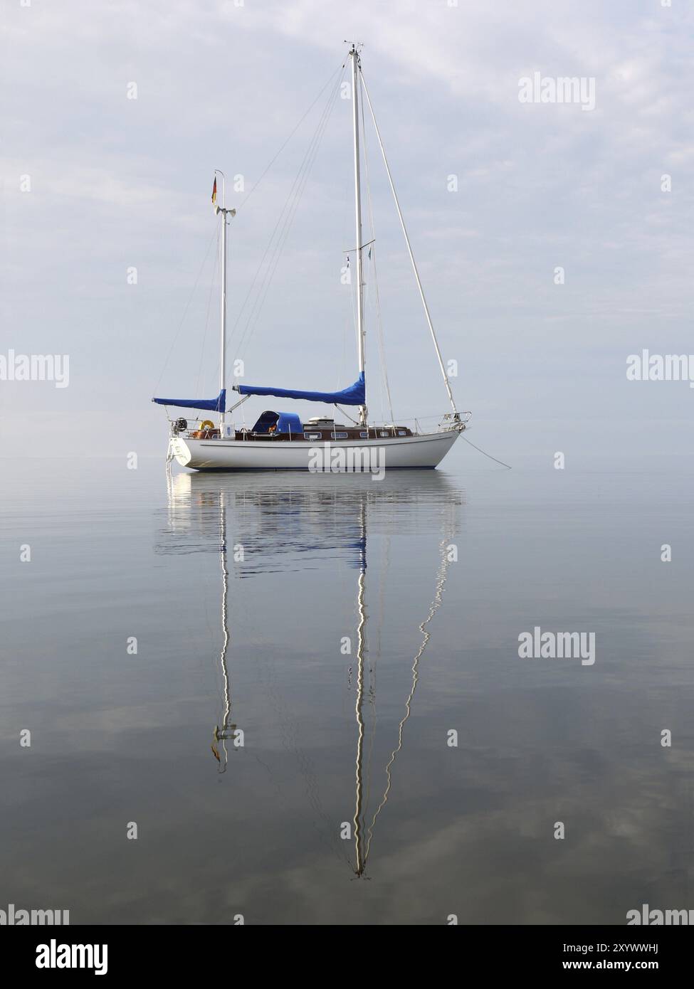 Chari-La, unser Vindoe 50 SL Ketch liegt in einer wunderschönen Bucht namens Sloeingen im See Vaenern. Ein Vindoe 50 sl Ketch, ankert in einer wunderschönen Lagune Stockfoto