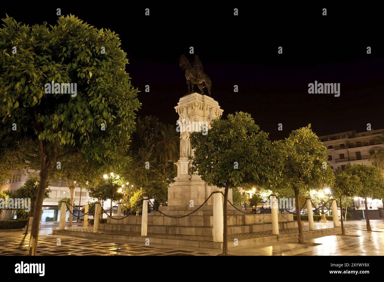 Wunderschönes Denkmal in der Nachtstadt Sevilla, Spanien, Europa Stockfoto