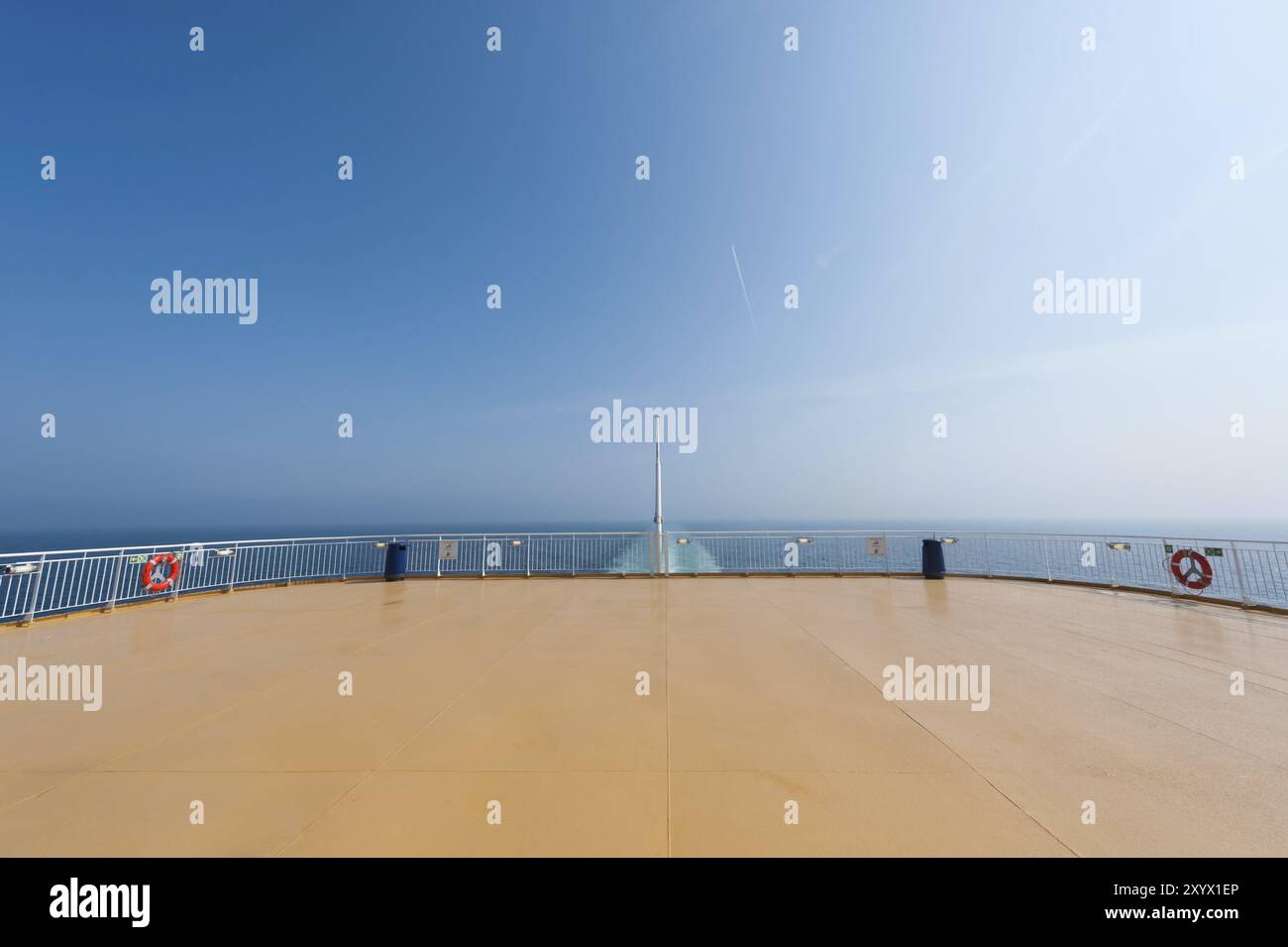 Beige Achterdeck einer Passagierfähre Stockfoto