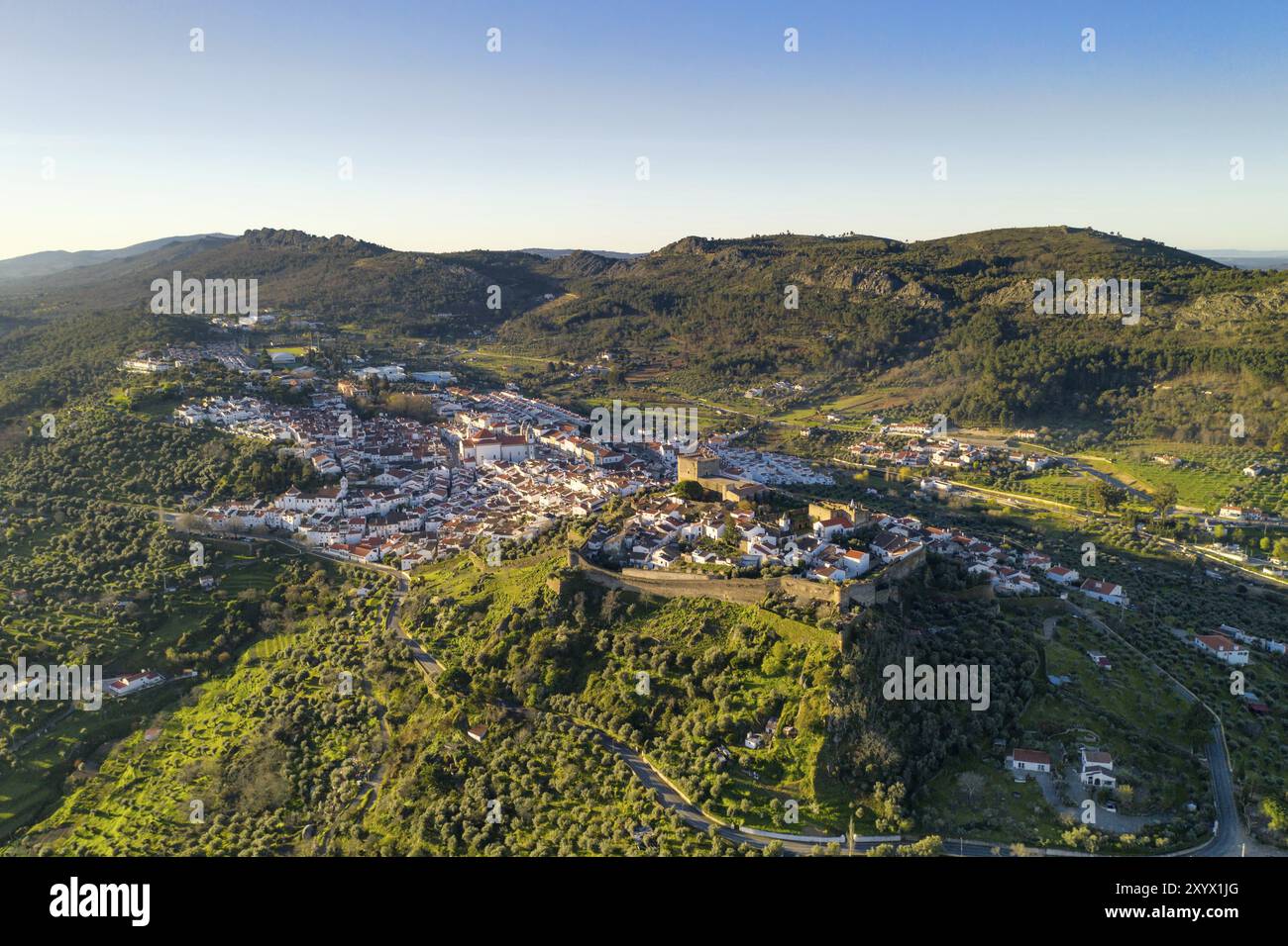 Castelo de Vide Drohne Luftaufnahme in Alentejo, Portugal von der Serra de Sao Mamede Berge Stockfoto