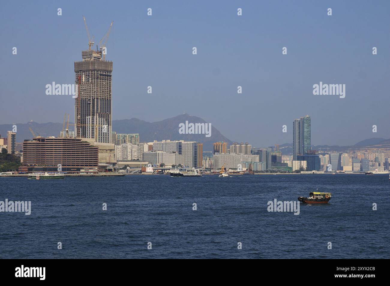 Blick vom Victoria Harbour, Hongkong. Kleines Boot und hohe Gebäude Stockfoto