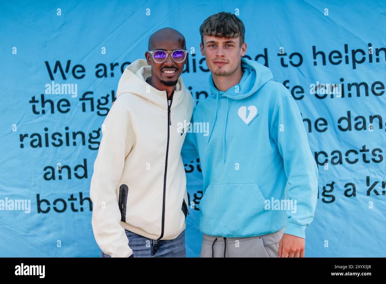 Nallhead Road, Feltham. 31. August 2024. Sir Mo Farah besuchte heute Morgen das Power League Football Center, um Charlie's Versprechen zu unterstützen, eine Wohltätigkeitsorganisation, die gegründet wurde, um über die Gefahren von Messerverbrechen in Großbritannien aufzuklären. Die Wohltätigkeitsorganisation wurde von Martin und Tara Cosser ins Gedenken an ihren Sohn Charlie gegründet, der sein Leben durch Messerverbrechen verlor, nachdem er im Juli 2023 auf einer Party in Warnham, Sussex, erstochen wurde. Quelle: james jagger/Alamy Live News Stockfoto