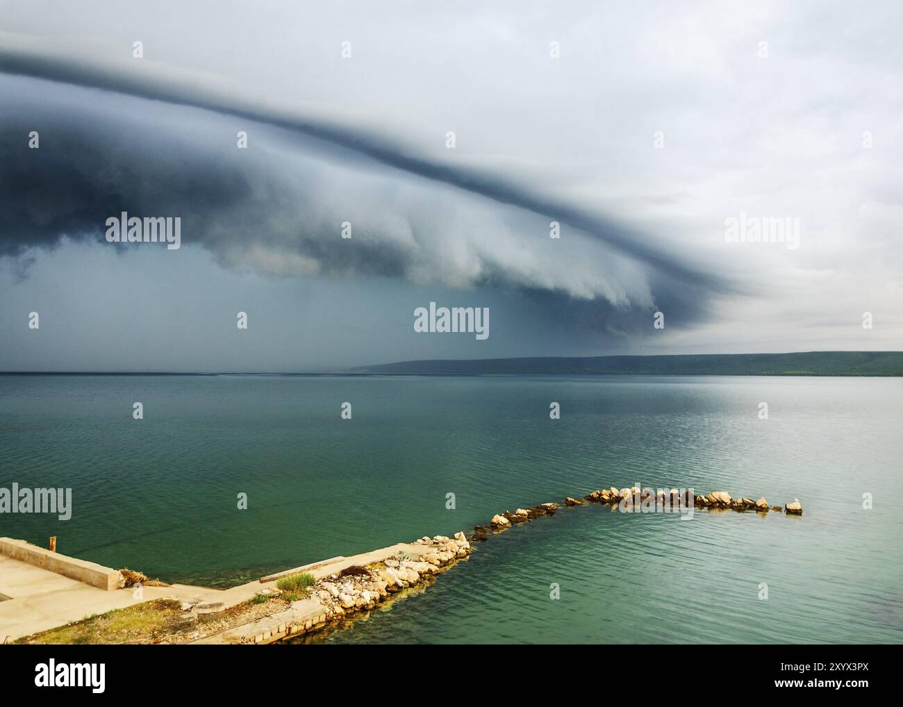 Storm Cloud am Meer in Kroatien Stockfoto