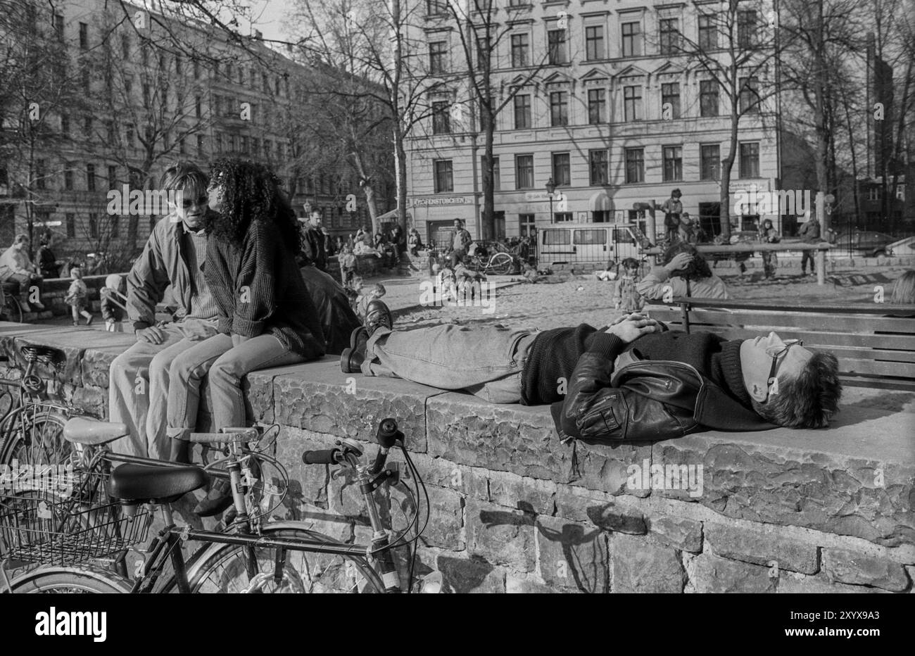 Deutschland, Berlin, 14.03.1991, Frühling am Kollwitzplatz, Paar, Europa Stockfoto