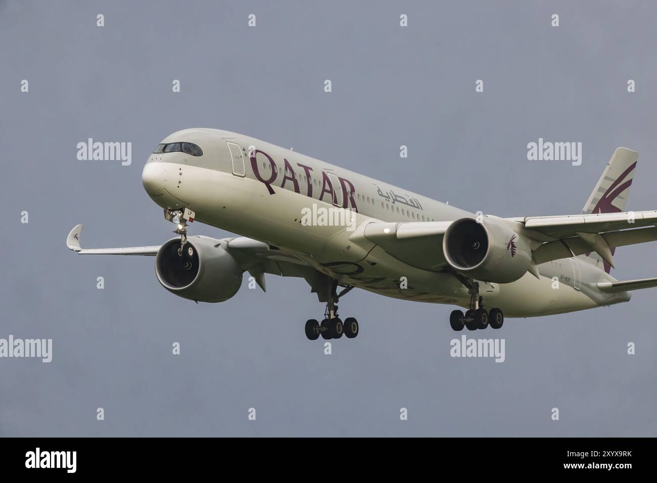 Flugzeug nähert sich dem Flughafen Zürich an. Registrierung: A7-ALP, Airbus A350-941, Qatar Airways. Zürich, Schweiz, Europa Stockfoto