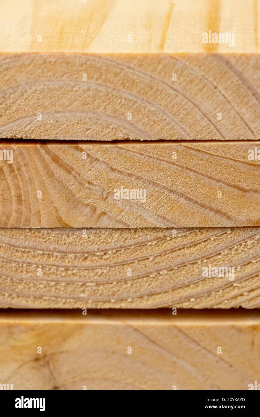 Kantenplatte aus Kiefernholz für Bauarbeiten, Holzplatten für Bau- und Reparaturarbeiten aus Holz Stockfoto