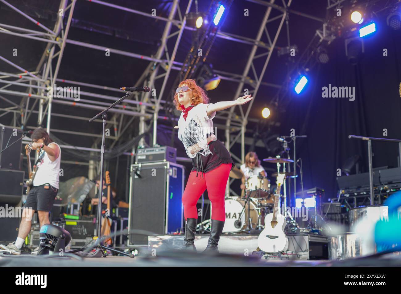 Dorset, Großbritannien. Freitag, 30. August 2024. CMAT (echter Name Ciara Mary-Alice Thompson) trat 2024 beim End of the Road Festival in den Larmer Tree Gardens in Dorset auf. Fotodatum: Freitag, 30. August 2024. Das Foto sollte lauten: Richard Gray/Alamy Live News Stockfoto