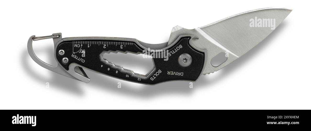 Schatten Sie unter einem vielseitigen Multifunktionswerkzeug, während die Messerklinge für den Einsatz herausgezogen ist. Stockfoto