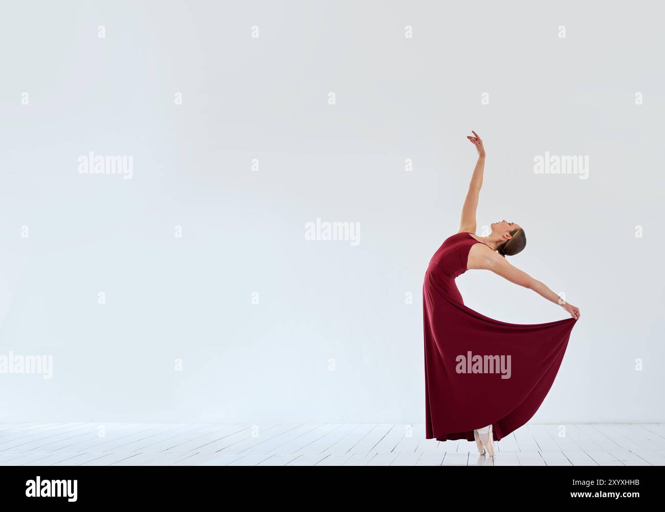 Frau, Ballett und Performance Grace im Studio, Tanz lernen und Probe in elegantem Kleid üben. Person, Mockup-Raum und starker Athlet für Stockfoto