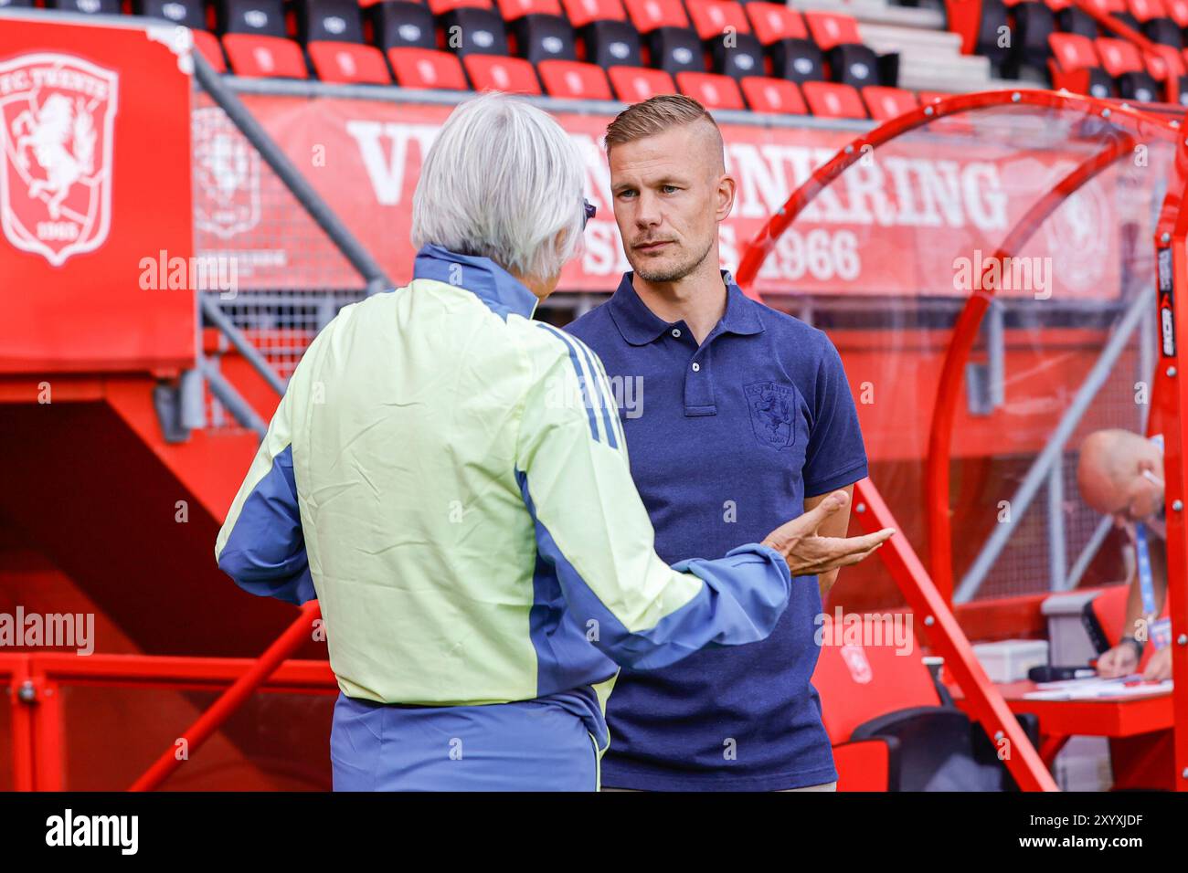 Enschede, Niederlande. 31. August 2024. ENSCHEDE, NIEDERLANDE - AUGUST 31: Cheftrainer Hesterine de Reus vom AFC Ajax im Gespräch mit Cheftrainer Joran Pot vom FC Twente während des niederländischen Super Cup Vrouwen-Spiels zwischen FC Twente Women und AFC Ajax Women am 31. August 2024 in de Grolsch Veste in Enschede, Niederlande. (Foto: Raymond Smit/Orange Pictures) Credit: dpa/Alamy Live News Stockfoto