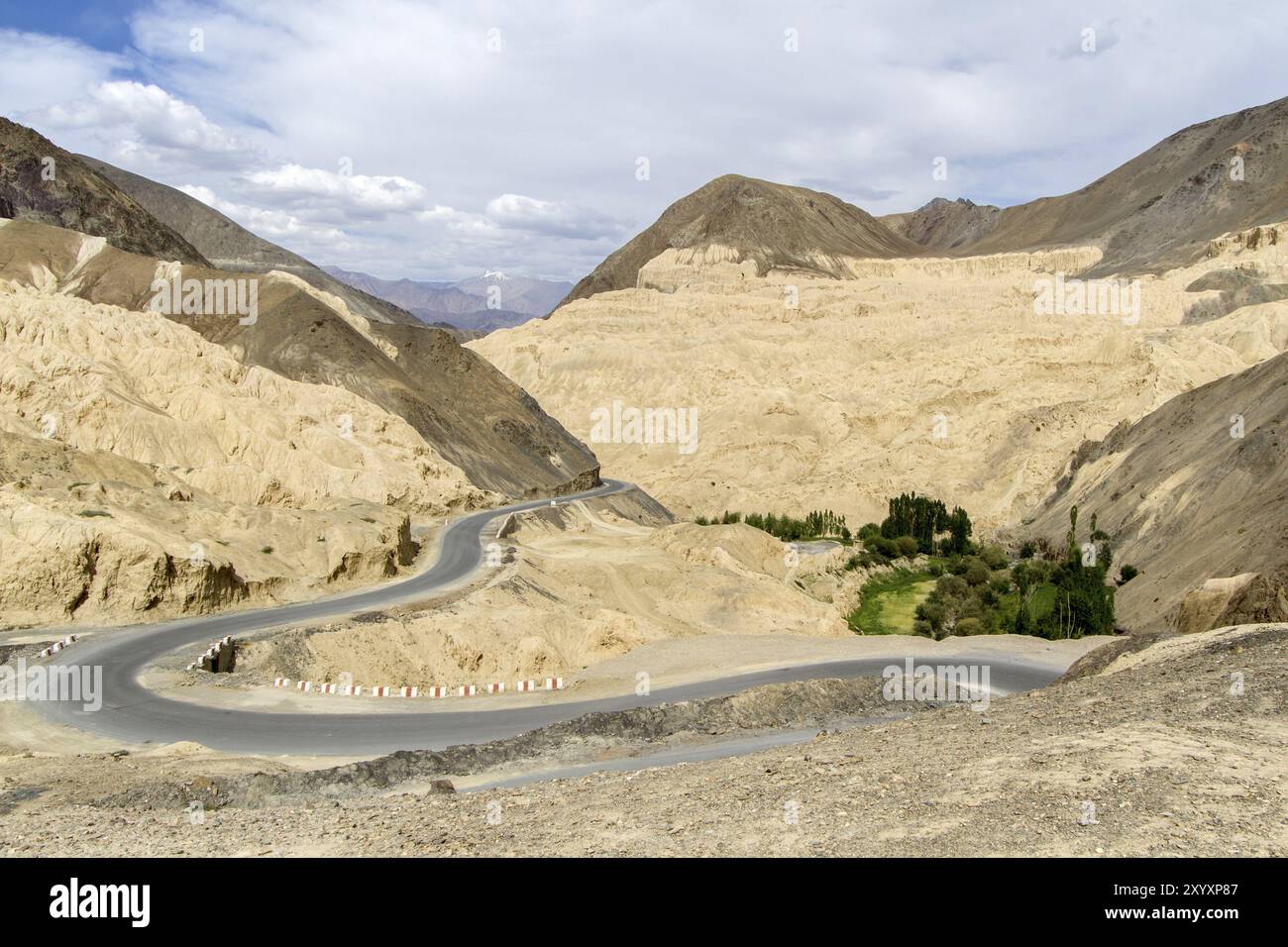 Berglandschaft mit Straße in Ladakh, Nordindien Stockfoto