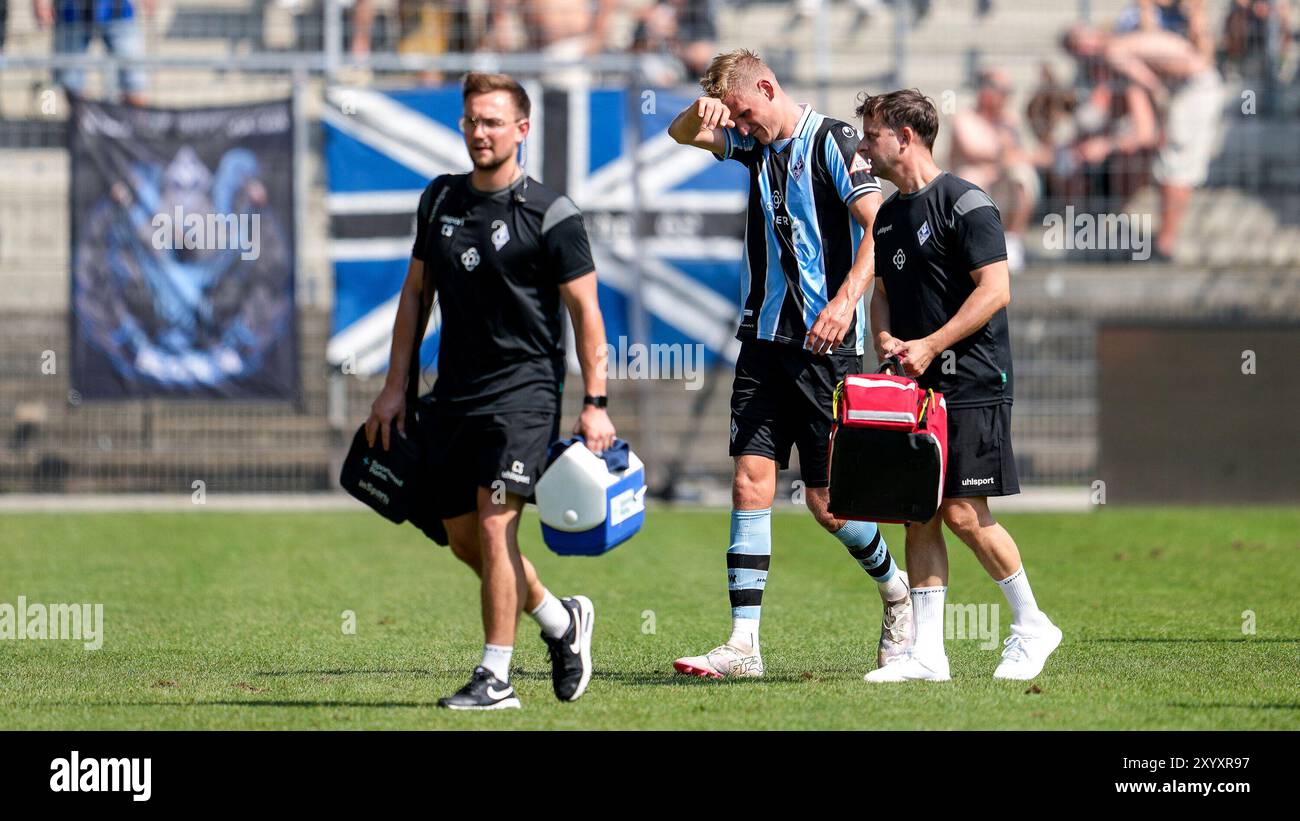 Mannheim, Deutschland. 31. August 2024. Niklas Hoffmann (SVWM, 6) muss ausgewechselt werden, verletzt, Verletzung, Verletzungspause, Action, Aktion, Spielszene, 31.08.2024, Mannheim (Deutschland), Fussball, 3. Liga, SV Waldhof Mannheim - 1. FC SAARBRÜCKEN, DFB/DFL-VORSCHRIFTEN VERBIETEN DIE VERWENDUNG VON FOTOS ALS BILDSEQUENZEN UND/ODER QUASI-VIDEO. Quelle: dpa/Alamy Live News Stockfoto