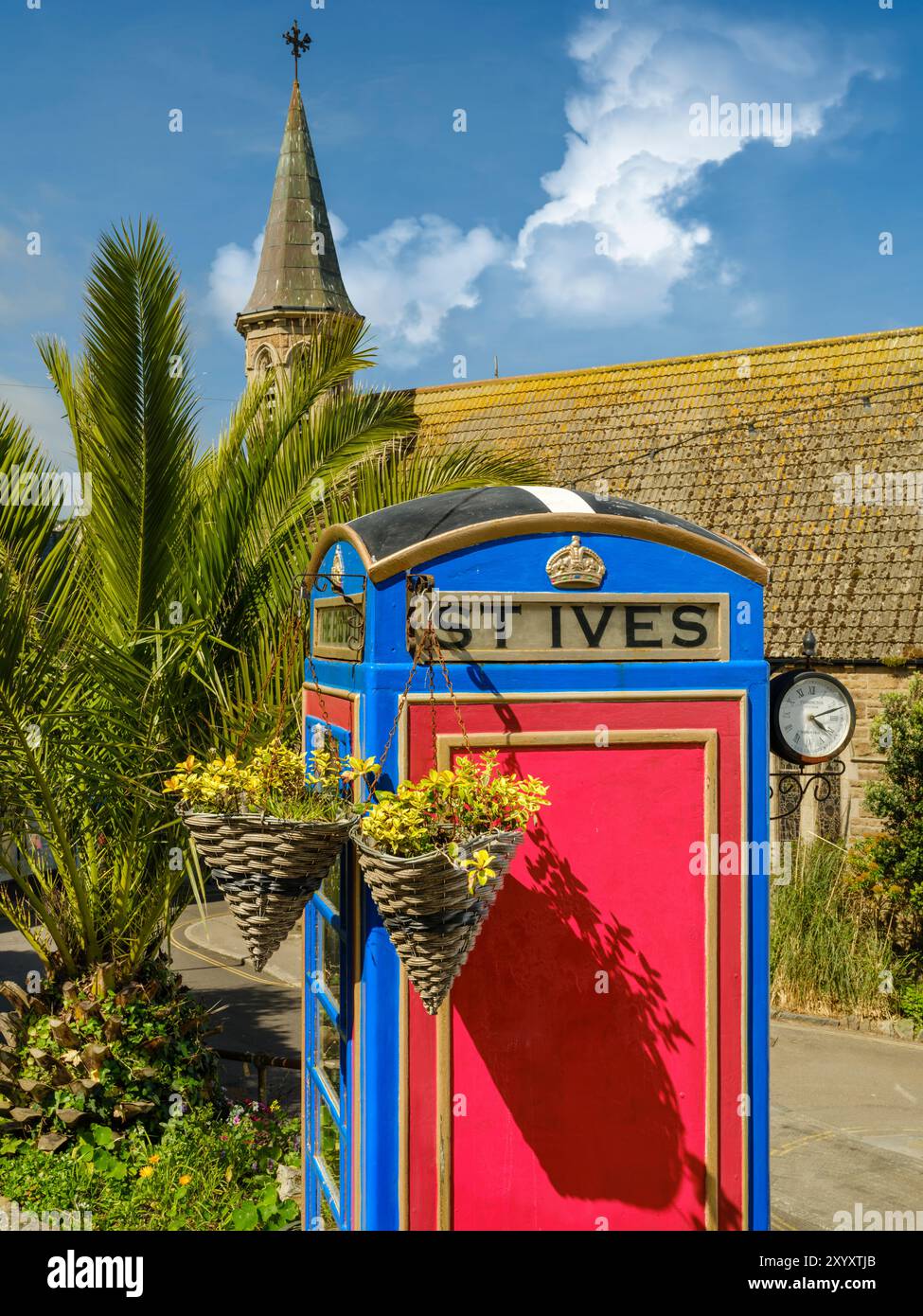 The Booth, ein umgerichteter Telefonkiosk auf dem Tregenna Hill in der Küstenstadt St Ives in Cornwall. Stockfoto