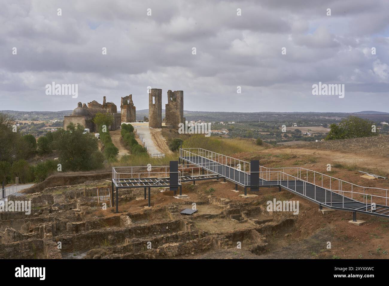 Historisches Stadtschloss von Montemor o Novo in Ruinen in Alentejo, Portugal, Europa Stockfoto