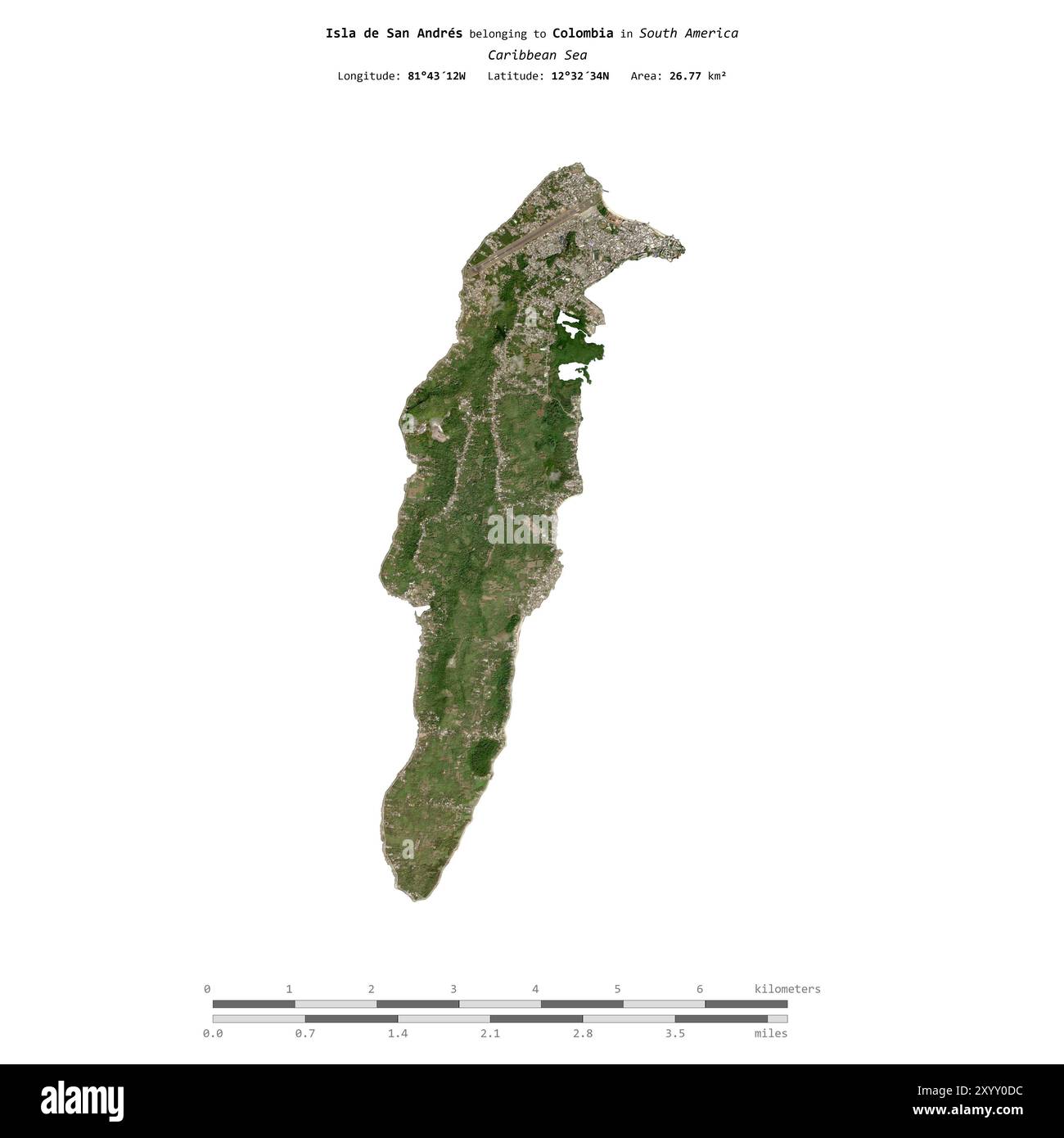 Isla de San Andres im Karibischen Meer, das zu Kolumbien gehört, isoliert auf einem Satellitenbild, das am 17. Januar 2023 mit Entfernungsskala aufgenommen wurde Stockfoto