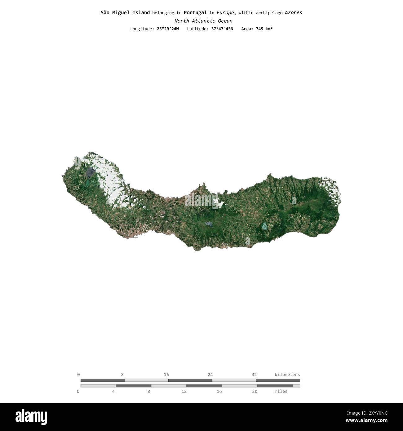 Die Insel Sao Miguel im Nordatlantik, die zu Portugal gehört, wurde auf einem Satellitenbild vom 14. Juli 2020 mit Entfernungsskala isoliert Stockfoto
