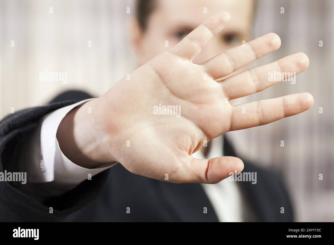 Scheue Geschäftsmänner Handgesten verstecken das Gesichts-Stoppschild Stockfoto