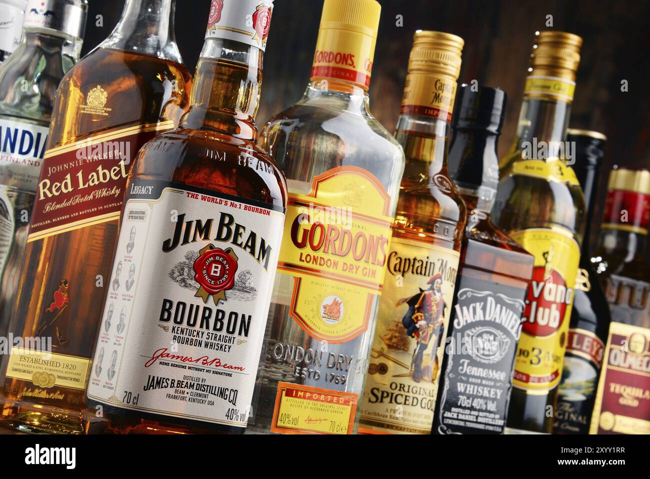 Weltweit konsumieren rund 2 Milliarden Menschen Alkohol, eine der am häufigsten verwendeten Freizeitdrogen der Welt, mit einem jährlichen Verbrauch von über 6 Litern reinen Alkohols Stockfoto