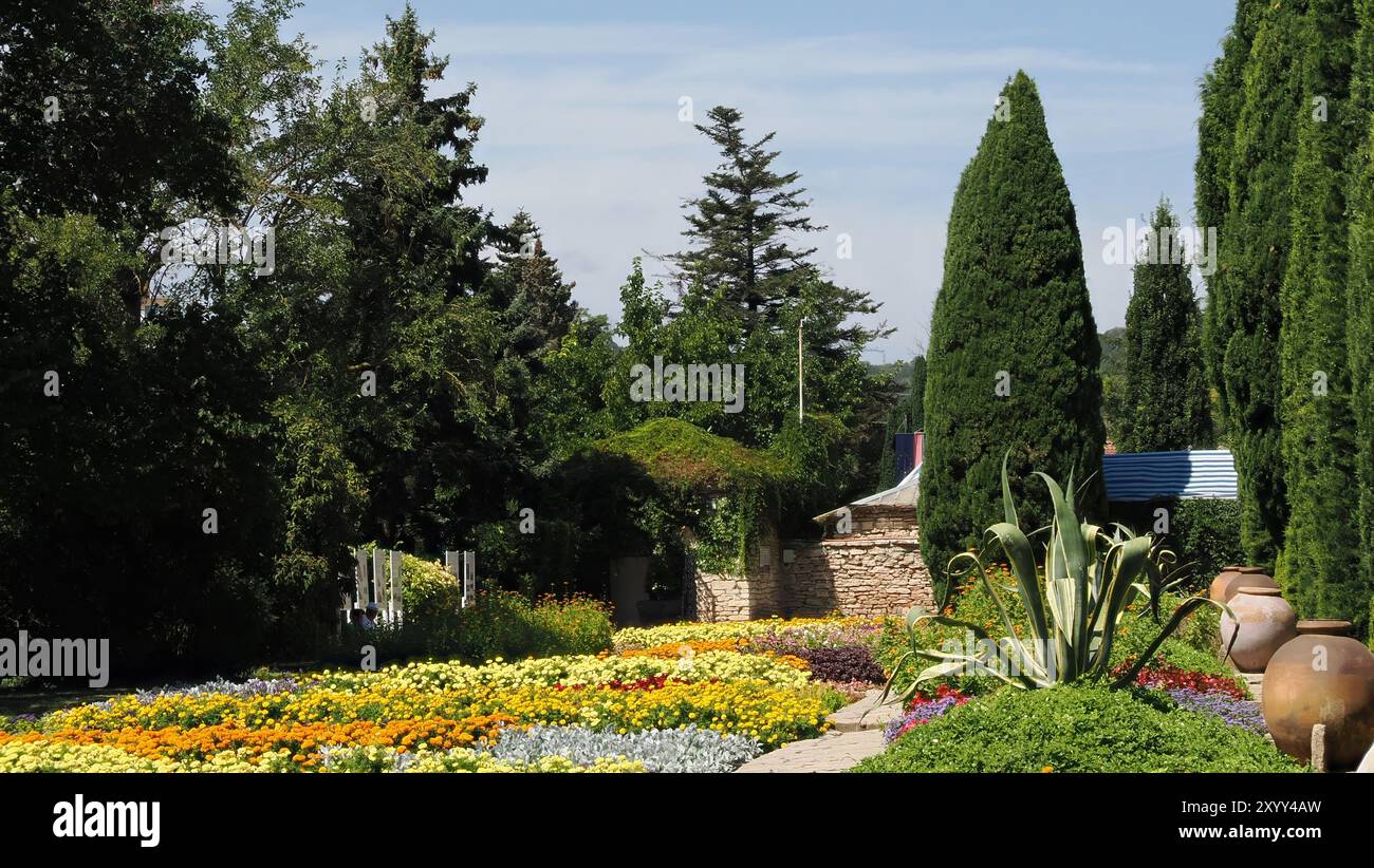 Wunderschöner Garten mit alten Zypressen und Nadelbäumen Stockfoto