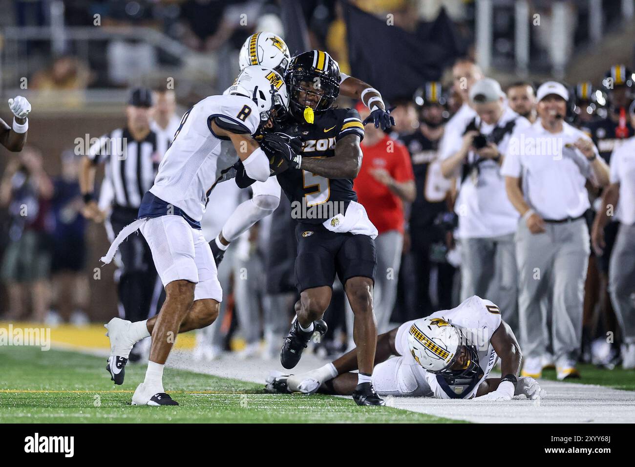 29. August 2024: Missouri Tigers Wide Receiver Mookie Cooper (5) wird von Murray State Racers Defensivverteidiger Amari Wansley (8) im Memorial Stadium in Columbia, MO, aus den Grenzen gedrängt. David Smith/CSM Stockfoto